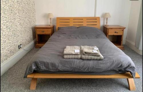 - une chambre avec un lit, 2 tables de chevet et 2 tables dans l'établissement Studio Apartment Eastbourne Town Centre South Street, à Eastbourne