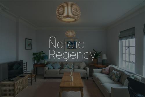 ein Wohnzimmer mit einem Schild mit der Aufschrift „Skandinavische Genesung“ an der Wand in der Unterkunft Nordic Regency Apartment in Cheltenham