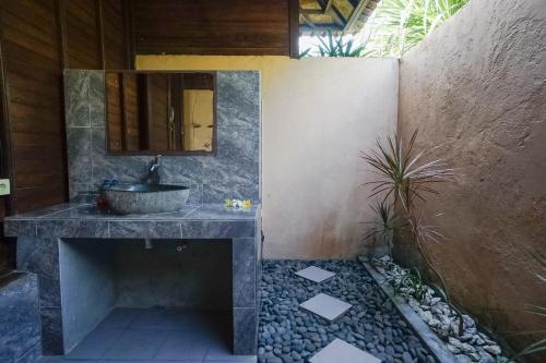 a bathroom with a sink and a counter top at Abian Cottage Lembongan in Nusa Lembongan
