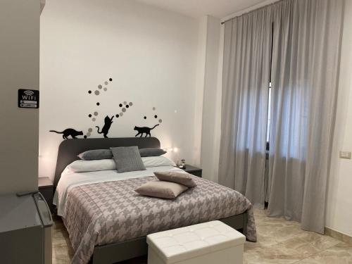a bedroom with a bed with cats on the wall at Toledo Point in Naples