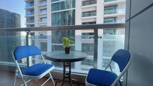 een balkon met een tafel en stoelen en een raam bij Spacious High floor sea view luxury family Unit-Sea View in Dubai