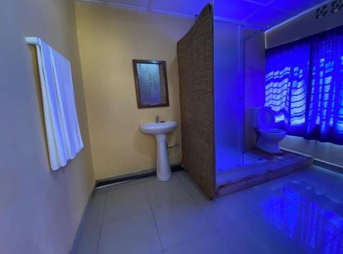 La salle de bains est pourvue d'un lavabo, d'une douche et de toilettes. dans l'établissement Spa Shallum, à Kibuye