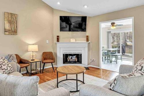 Χώρος καθιστικού στο The Greensboro Getaway, Hot Tub and Solitude