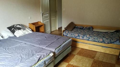 une chambre avec deux lits dans une pièce dans l'établissement chalet le pastoral, à Saint-Anthème