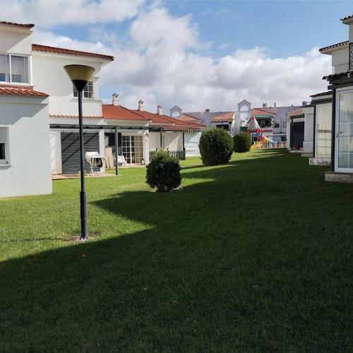 a yard with a street light in the middle of a house at Casa Golf49 con parking in Badajoz