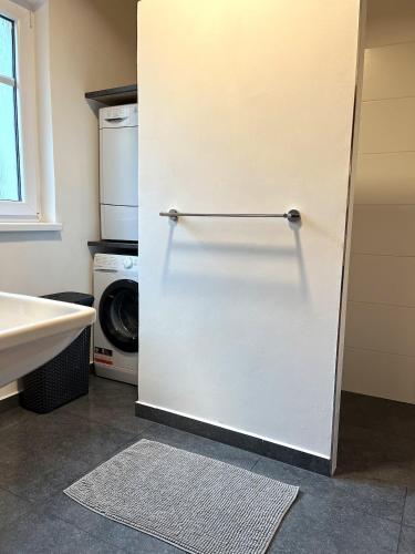 una porta bianca in un bagno con lavandino di Fidler a Rozvadov