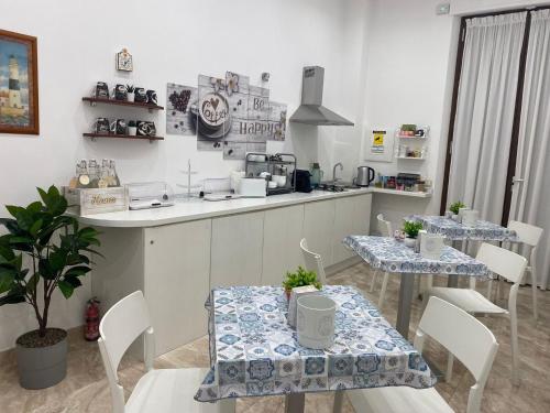 una cucina con due tavoli, sedie e bancone di Toledo Point a Napoli