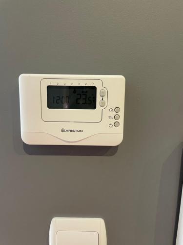un reloj está colgando de una pared en Apartament Komfort, en Zamość