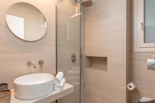 een badkamer met een wastafel en een douche bij SeaView Apartment 2 in Samos