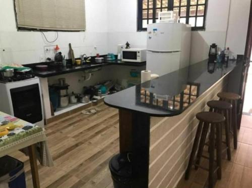 eine Küche mit Arbeitsplatte und Kühlschrank in der Unterkunft Casa dona Eliane Temporada Tarituba Paraty in Tarituba