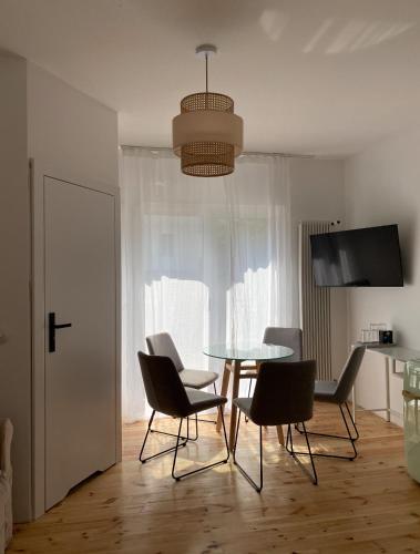 a dining room with a table and chairs and a window at powiew - adults only b&b pensjonat noclegi Świnoujście - Unterkunft Swinemünde - guesthouse tennis garden breakfast at baltic sea in Świnoujście
