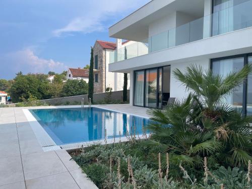 - une piscine en face d'une maison dans l'établissement Villa Brac, à Splitska