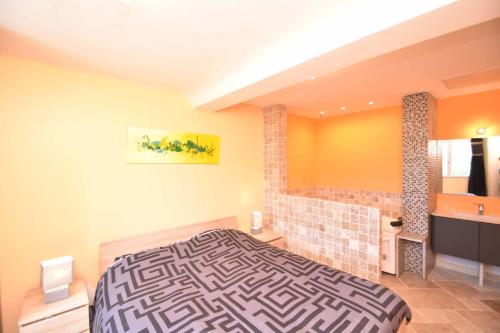 - une chambre avec un grand lit et une baignoire dans l'établissement La Galis, à Claviers