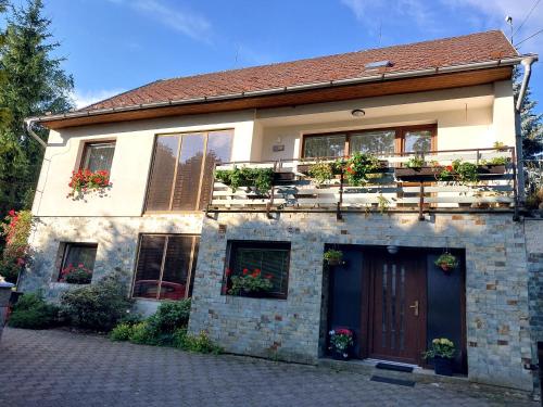 uma casa com caixas de flores na varanda em Garsonka em Jílové u Prahy