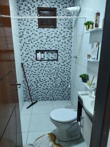 ein Bad mit einer Dusche, einem WC und einem Waschbecken in der Unterkunft Casa com piscina in Camaçari