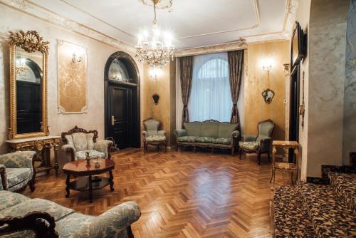 een woonkamer met meubilair en een kroonluchter bij Veritas Boutique Vila in Craiova