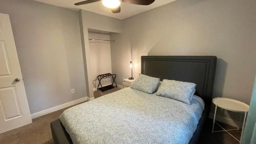 een slaapkamer met een bed met twee kussens erop bij Stoneshire Guesthouse in Clearwater