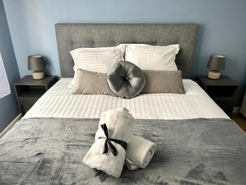 sypialnia z łóżkiem z poduszką i poduszkami w obiekcie Central Park w mieście Serris