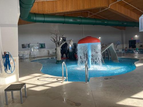 a water park in a building with a fountain at Country Inn & Suites by Radisson, Prairie du Chien in Prairie du Chien