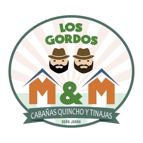 IltaにあるCabañas Los Gordos M y Mのロゴンド・キャジャマギルフォードTシャツのロゴ