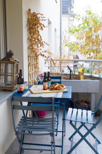 - une table sur un balcon avec de la nourriture et des boissons dans l'établissement LE ST JOSSE GITE TOUT CONFORT A COLMAR, à Colmar