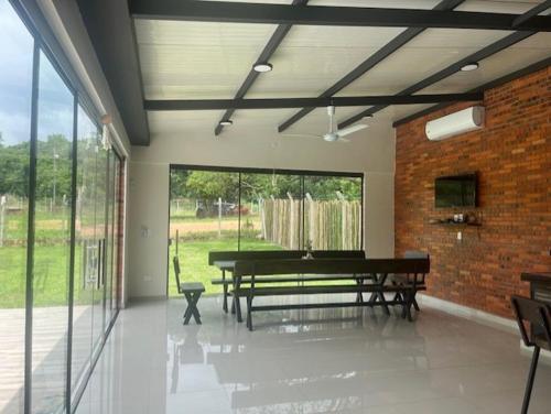 ein Wohnzimmer mit einem Tisch und einem großen Fenster in der Unterkunft Quinta El Escondido in San Bernardino