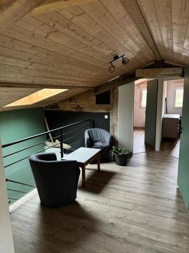 een woonkamer met een tafel en een bank bij La Villa in Meschers-sur-Gironde