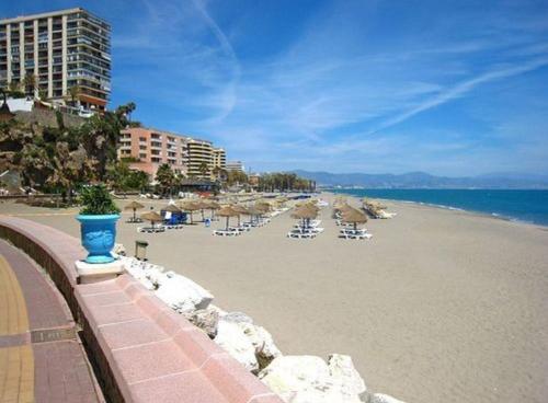 Apartamento Torremolinos 5 Personas + PARKING + PISCINA todo el año