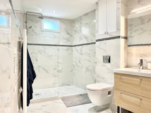 La salle de bains est pourvue d'une douche, de toilettes et d'un lavabo. dans l'établissement House climatisée & parking à 15 minutes de Paris, à Bagneux