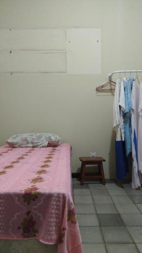 - une chambre avec un lit et un portant dans l'établissement Casa no Feitosa Maceio, à Maceió
