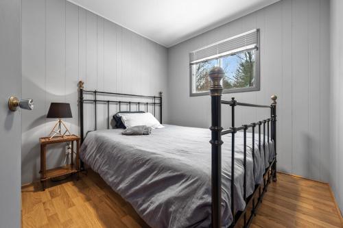 A bed or beds in a room at The Alpine, Bee Bop and Zig Zag condos of Mount Sutton