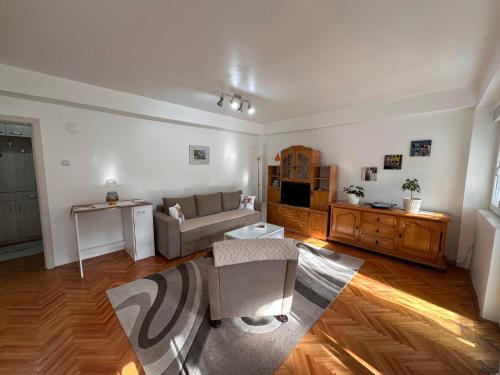 een woonkamer met een bank en een tafel bij Viktor apartment in Kumanovo