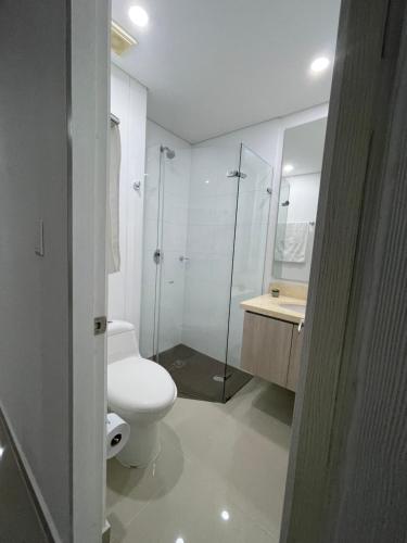 e bagno con servizi igienici, doccia e lavandino. di Apartamento en exclusivo lugar de Neiva a Neiva