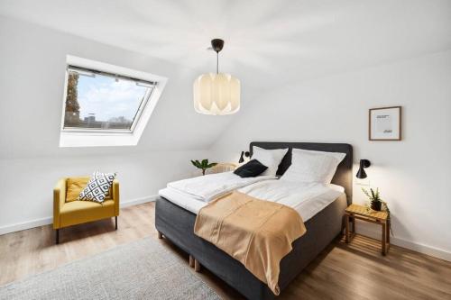 1 dormitorio con 1 cama, 1 silla y 1 ventana en Stylischer Wohn(t)Raum am Markt, en Wuppertal