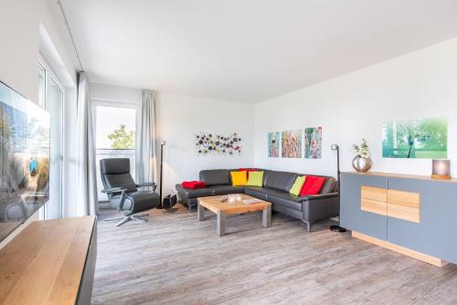 Garz的住宿－Terrassenwohnung "Inselhain" - Oase am Haff，客厅配有沙发和桌子
