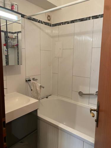 biała łazienka z wanną i umywalką w obiekcie Great appartment in Vienna w Wiedniu