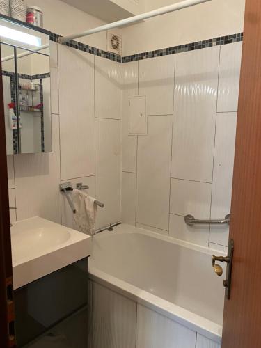 un bagno bianco con vasca e lavandino di Great appartment in Vienna a Vienna