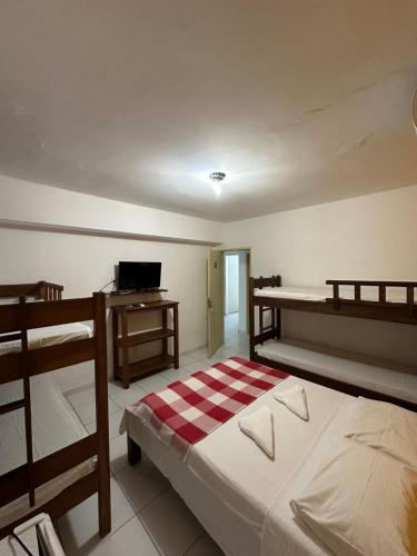 - une chambre avec 2 lits superposés et un bureau dans l'établissement Pousada das Galés, à Maragogi