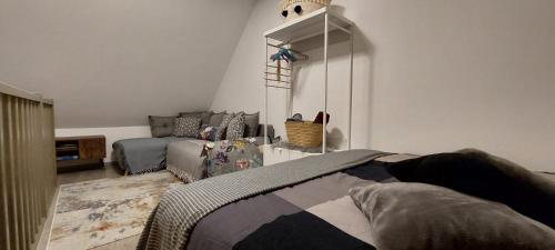 een woonkamer met een bed en een bank bij Studio duplex à Savenay in Savenay