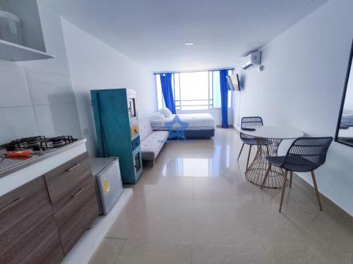 una cucina e un soggiorno con tavolo e sedie di Aparta Estudio Vista Piso 20 a Cartagena de Indias
