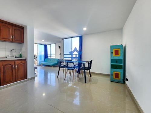 uma cozinha e sala de jantar com mesa e cadeiras em Apartamento Con Vista al Mar - Central em Cartagena das Índias