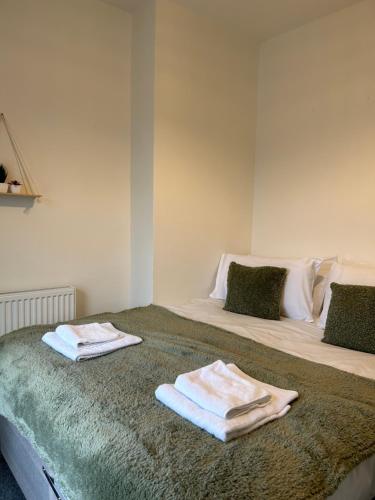 1 dormitorio con 2 toallas en una cama en Discounted Long Stays - Port Talbot, en Port Talbot