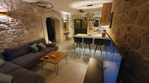 Kamarin Luxury Studio Apartment
