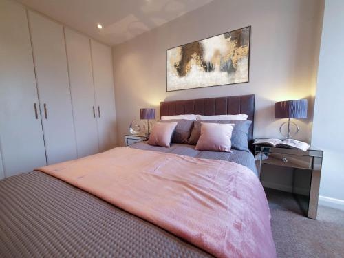 um quarto com uma cama grande e uma secretária em Camden Elegance : Cozy&Modern (10 min to center) em Londres