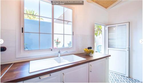 baño con lavabo y ventana en Casa Guadalupe y Roque en Santa Cruz de Tenerife