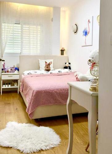 ein Schlafzimmer mit einem Bett mit einer Katze drauf in der Unterkunft בית פרטי מדהים עם ממ"ד במושב פסטורלי ליד תל אביב in Mazor