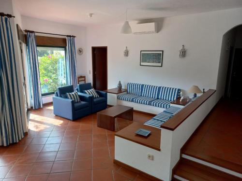 sala de estar con sofá y 2 sillas en Villa Azevedo en Vilamoura