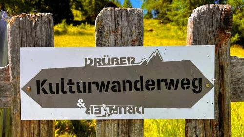 a sign on a wooden fence at Ferienwohnung Sabine in Flattach