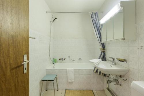 ein Badezimmer mit einer Badewanne, einem Waschbecken und einer Badewanne in der Unterkunft Nevada 205 4 pax centrally lain apartment with garage in Riddes