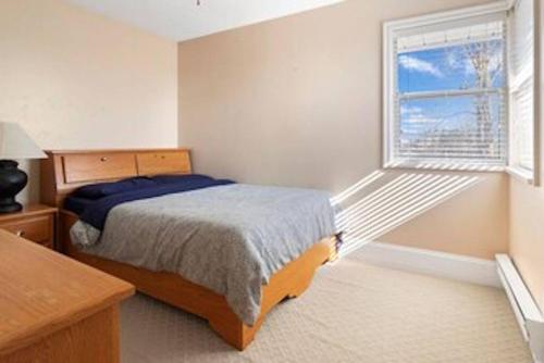 سرير أو أسرّة في غرفة في Cozy Home with a View on Acre